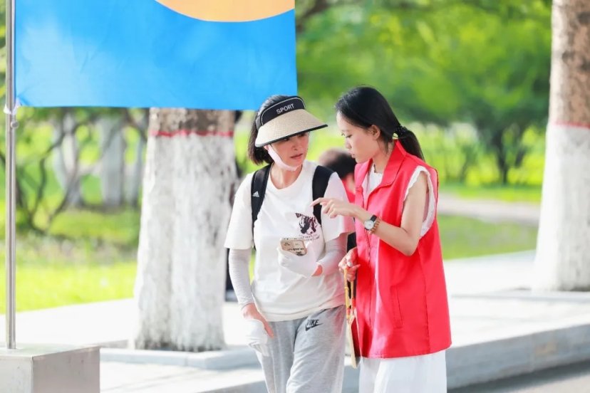 结果一出站就看到举着牌子的学长