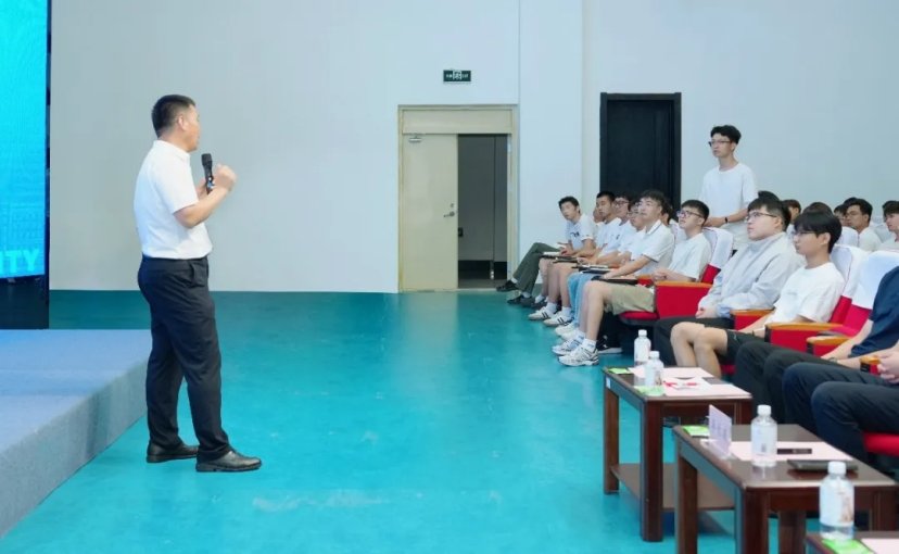 校长李长威教授在图书馆报告厅讲授以 