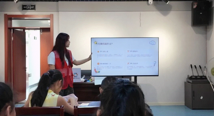 交出一份充实厚重的青春实践答卷