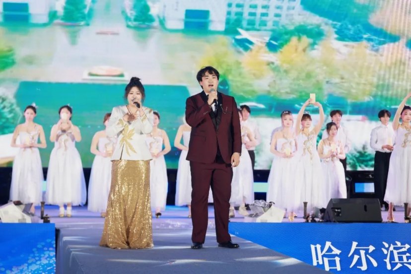 歌声与笑声交织成歌