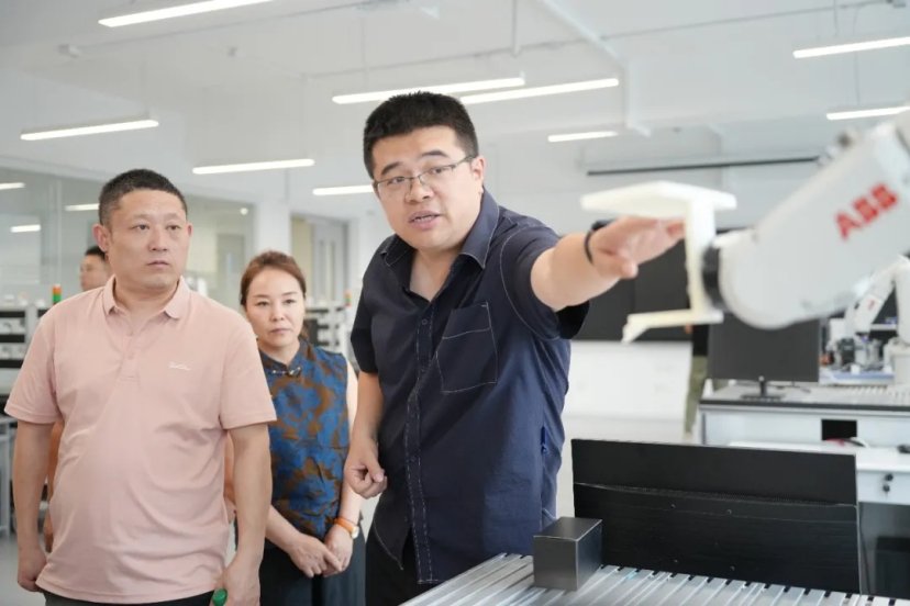 例如 校门口的拍立得打卡点