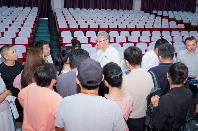 有的自驾几百公里送孩子报到