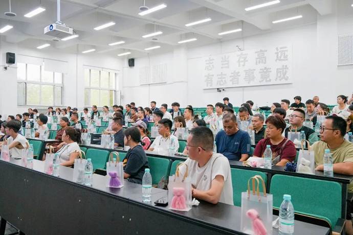 他们的手机电量和相机内存卡