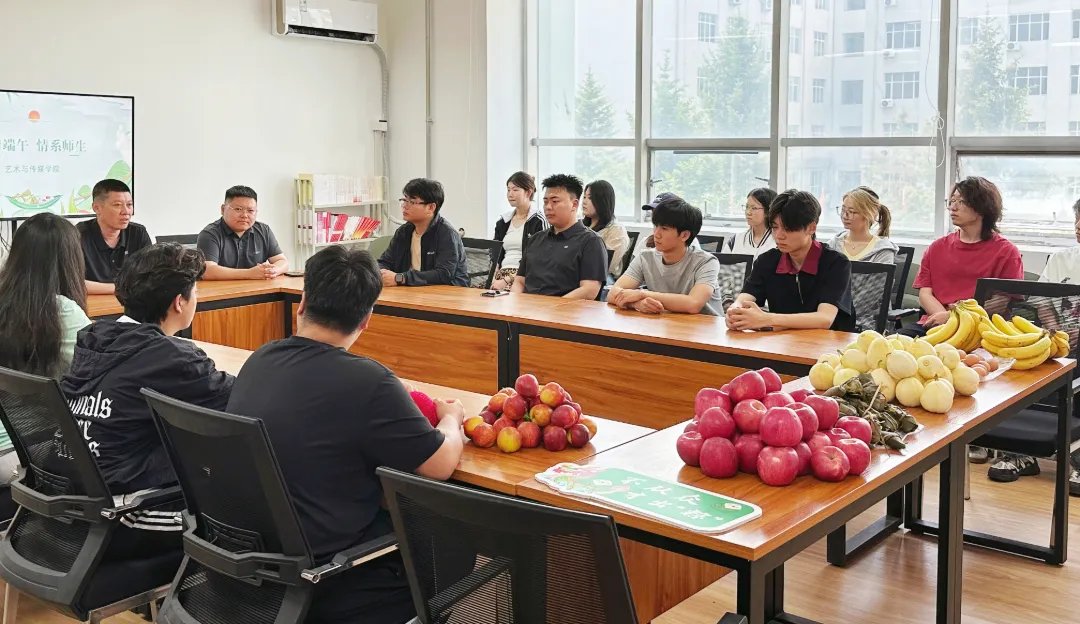 副主任李力及教师代表与同学们一起包粽