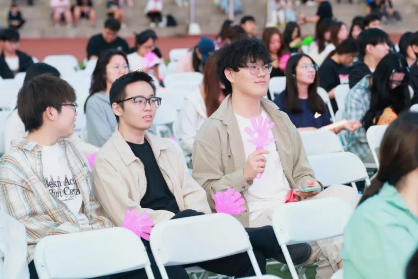 瞬间将观众拉回初入校园的夏天