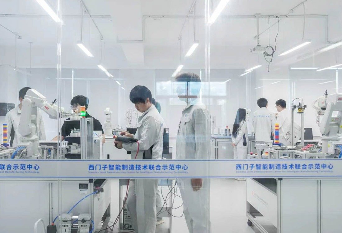 晨光漫过教学楼窗
