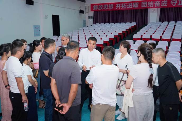 他们有的从云南坐了6个多小时的飞机赶