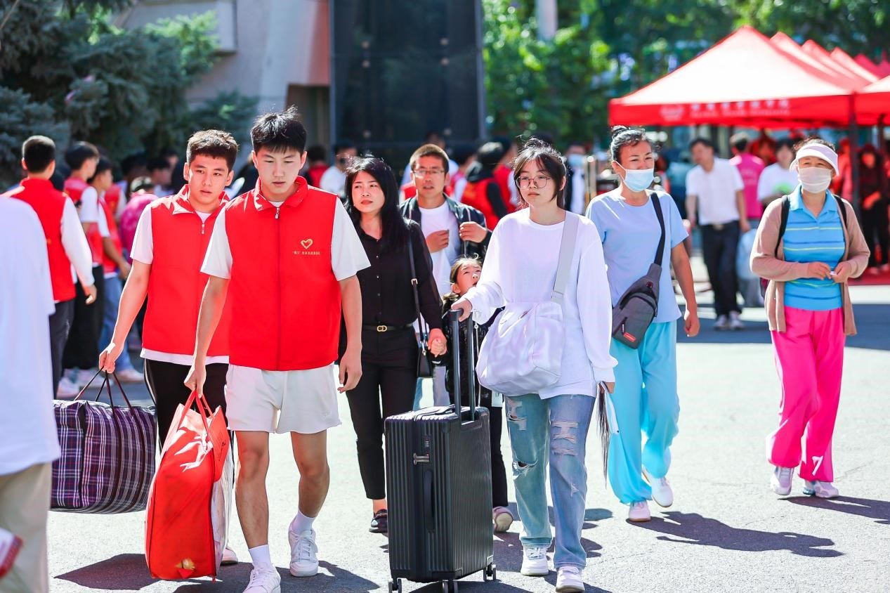 在此次新生入学的整体安排方面做了充分