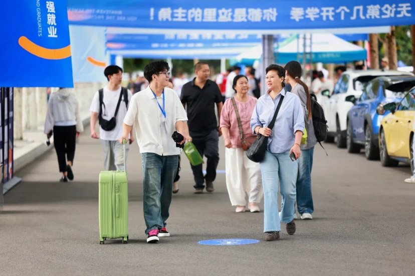 沉寂了一整个盛夏的校园