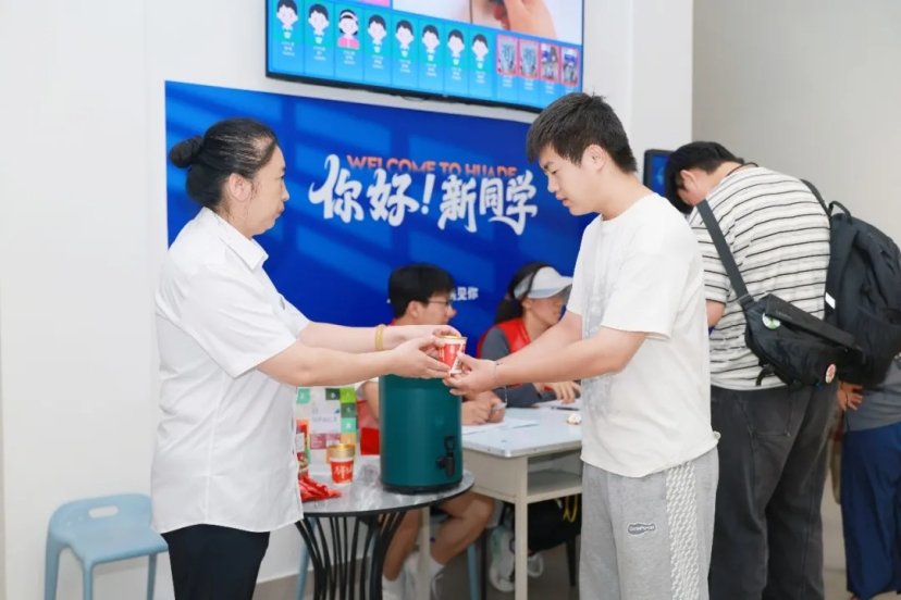 志愿者始终守候在出站口