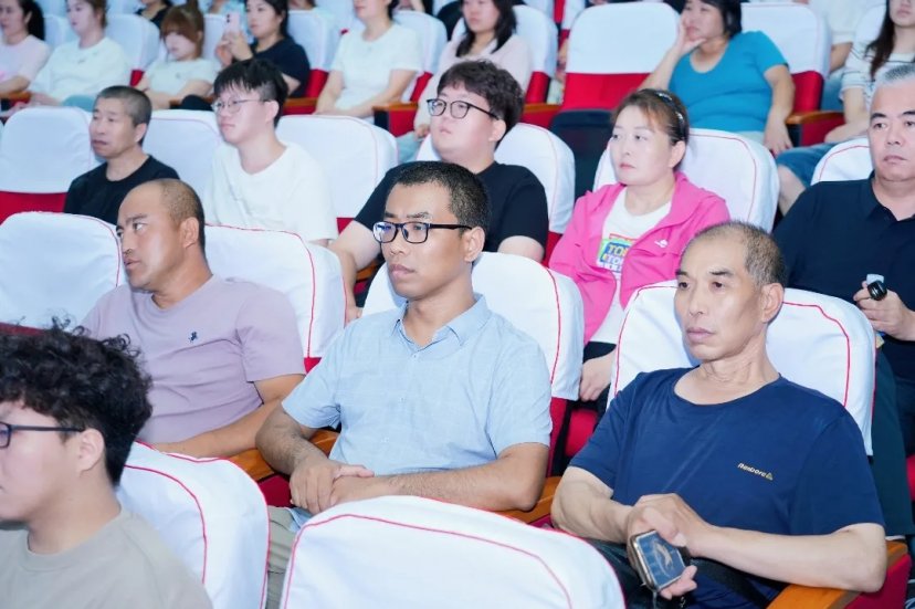 安全督察员全员提前到岗有序指引车流与