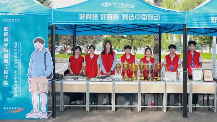 一辆辆接站专车满载新生平稳驶 入校园