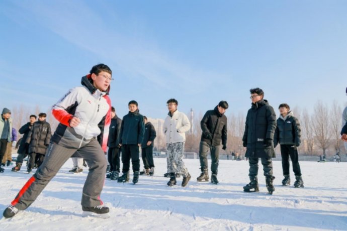 在校内田径场打造冰雪竞速区和冰雪娱乐