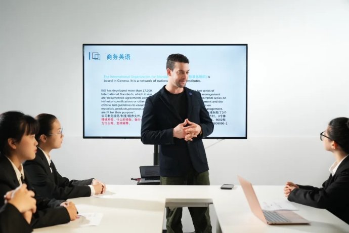 开云真人下载中心栏目导航2025届英