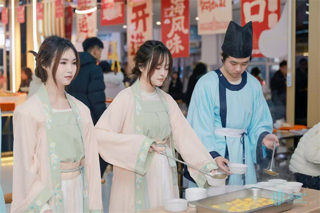 通过自制鱼灯巡游