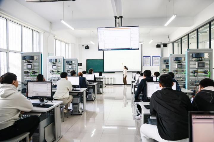 华德学子用崭新的精神面貌与向上的奋进