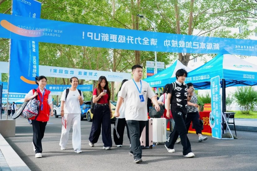 被一张张鲜活热烈的青春面孔重新点亮
