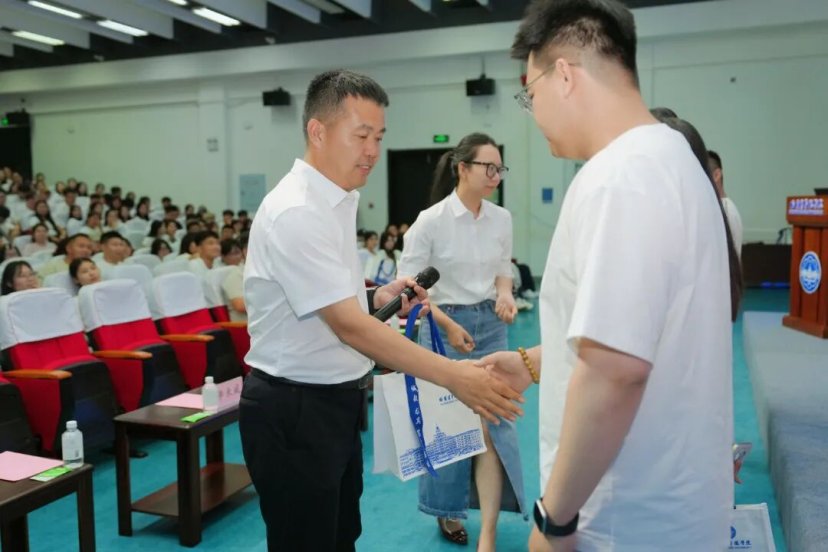 教务处处长李迪主持