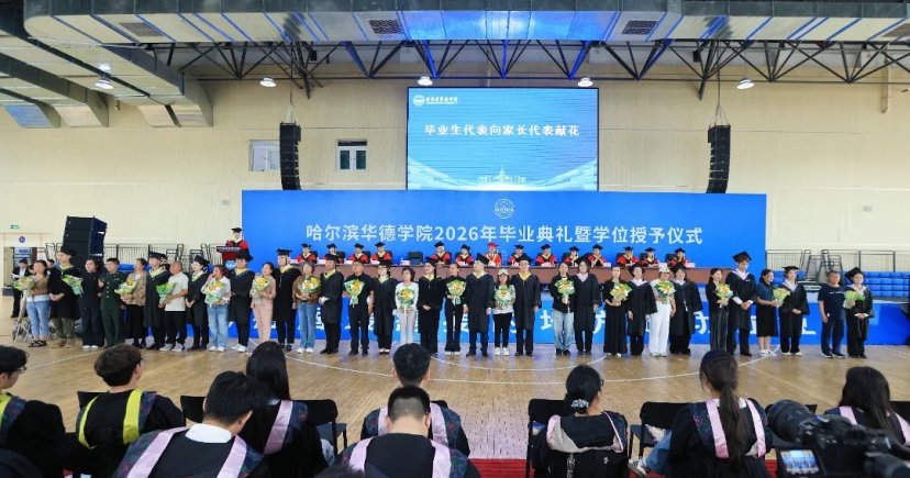 舞台上的他们褪去了平日里“大家长”式