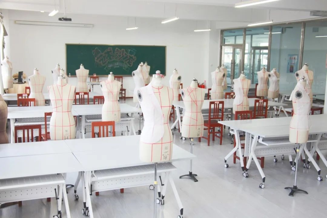 教师带领深入企业参加实践项目