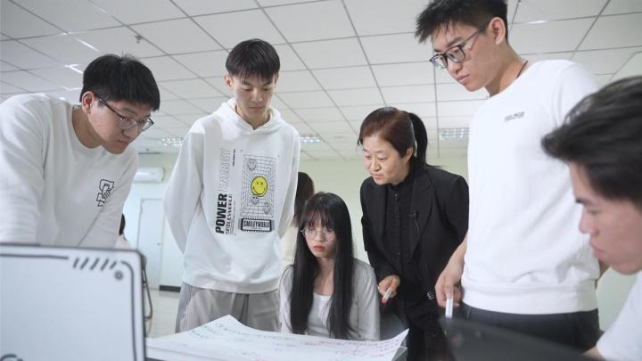 迎着新春的朝阳