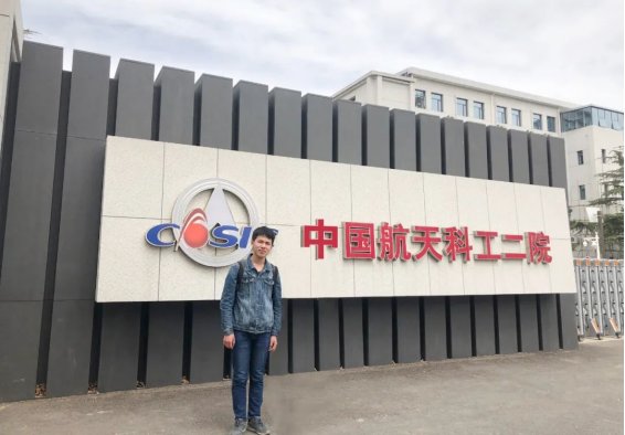 开云真人下载中心帮助中心的毕业生在顶