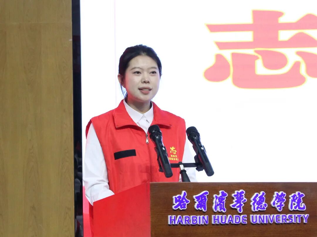 全体与会人员起立肃立