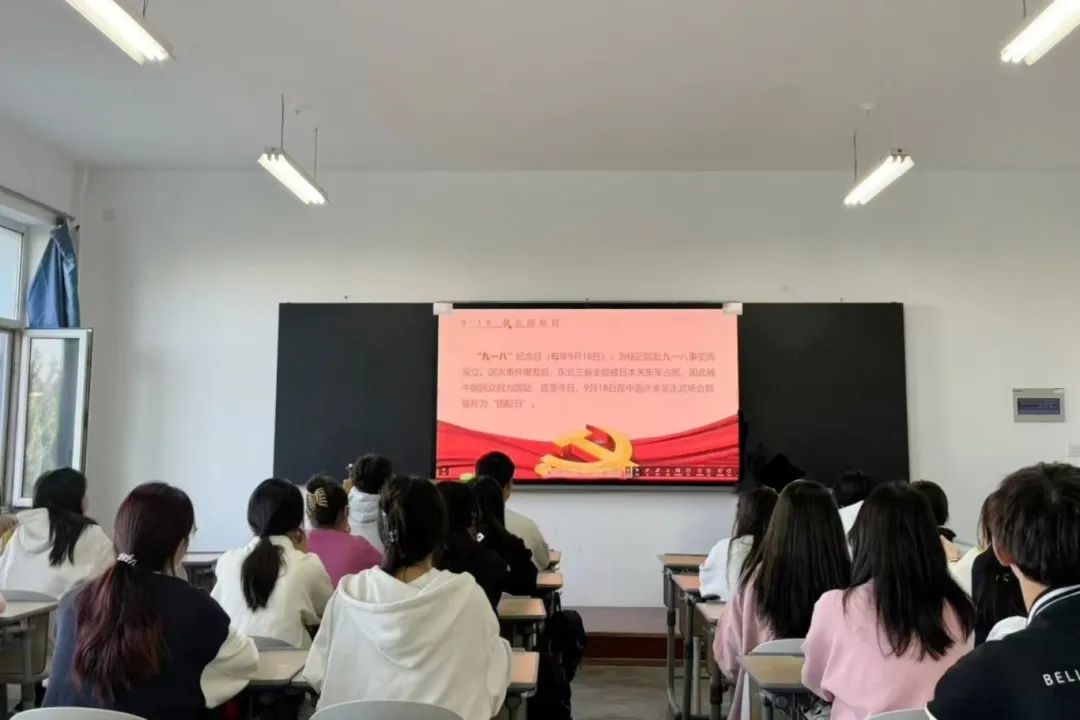 吾辈自强”爱国主题班会开云真人下载中