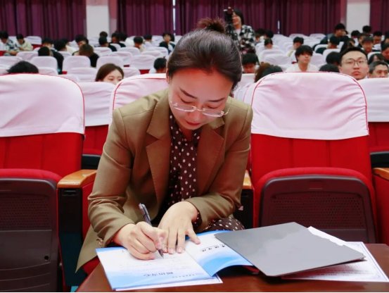 鼓励全校师生以先进为榜样