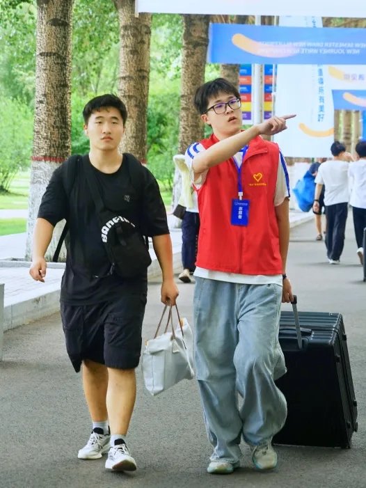 新同学们开启了属于他们的本科第一天