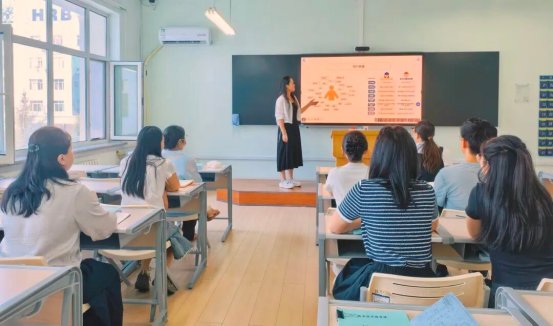 参会教师逐一展示备课初稿