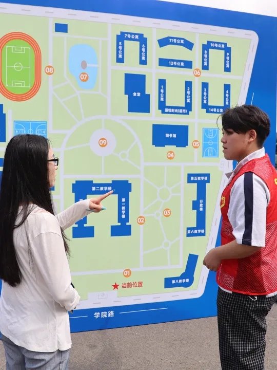 在摇铃和拍照的阵阵欢笑中
