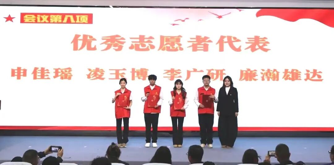 仪式在庄严的国歌声中拉开序幕