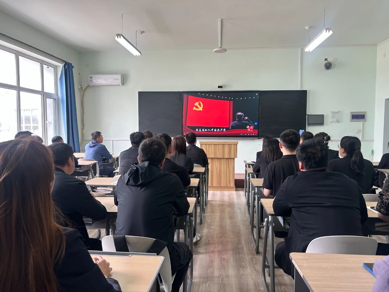 组织党总支教师党员集中收看《榜样10