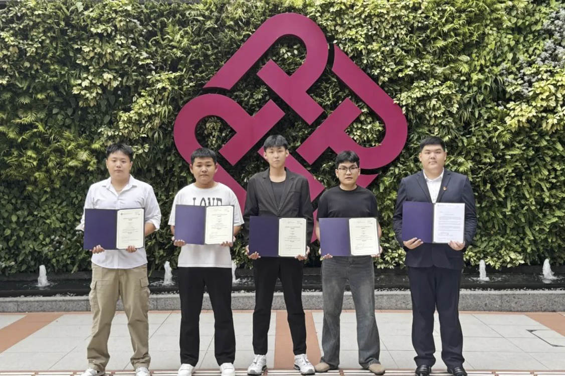 漫步在剑桥古老的石板路上