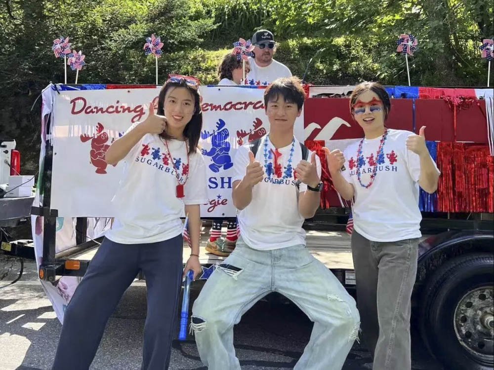 凭借扎实的语言功底