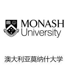 在体验国家级非物质文化遗产赫哲族鱼皮